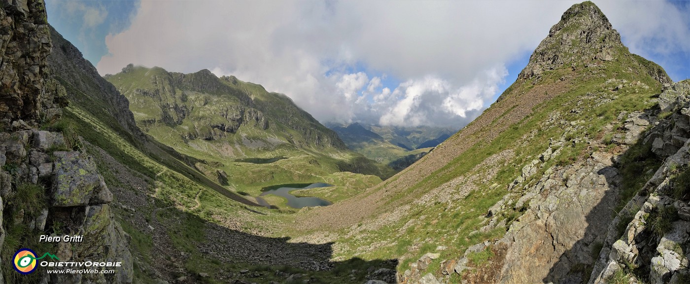 75 Dalla Bocchetta Triomen (2205 m) vista sui Laghetti di Ponteranica.jpg